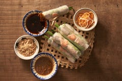 Rolo de mola da salada de camarões asiáticos do vento imagem de stock Rolo de mola da salada de camarões asiáticos do vento imagem de stock