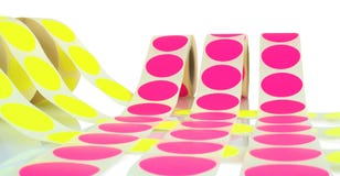 Rolos coloridos da etiqueta isolados no fundo branco com reflexão da sombra Carretéis da cor das etiquetas para impressoras fotografia de stock Rolos coloridos da etiqueta isolados no fundo branco com reflexão da sombra Carretéis da cor das etiquetas para impressoras fotografia de stock