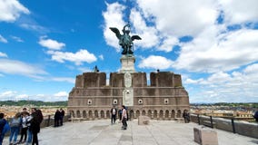 rom Italien 21. Mai 2019 Bronzeengel steht auf Castel Sant ‚Angelo in Rom, Italien stock video rom Italien 21. Mai 2019 Bronzeengel steht auf Castel Sant ‚Angelo in Rom, Italien stock video