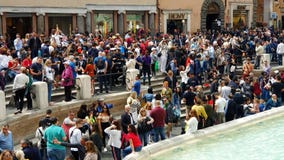 rom Italien 21. Mai 2019 viele Touristen nahe dem Brunnen Trevi-Brunnen, dem berühmten barocken Brunnen und stock video footage rom Italien 21. Mai 2019 viele Touristen nahe dem Brunnen Trevi-Brunnen, dem berühmten barocken Brunnen und stock video footage