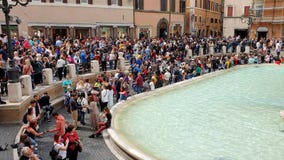 rom Italien 21. Mai 2019 viele Touristen nahe dem Brunnen Trevi-Brunnen, dem berühmten barocken Brunnen und stock footage rom Italien 21. Mai 2019 viele Touristen nahe dem Brunnen Trevi-Brunnen, dem berühmten barocken Brunnen und stock footage
