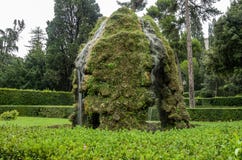 ROMA, ITALIA - AGOSTO DE 2018: Fuentes históricas antiguas en el chalet D ‘Este en Tivoli, Italia foto de archivo ROMA, ITALIA - AGOSTO DE 2018: Fuentes históricas antiguas en el chalet D ‘Este en Tivoli, Italia foto de archivo