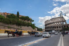 Roma, Italia - 17 de octubre de 2012: Calle muy transitada cerca de Colosseum - anci Imágenes de archivo libres de regalías Roma, Italia - 17 de octubre de 2012: Calle muy transitada cerca de Colosseum - anci Imágenes de archivo libres de regalías