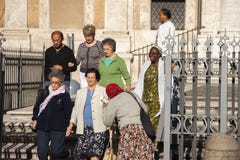 Roma, Italia, el 9 de octubre de 2011: Una más vieja mujer que pide limosnas en la entrada a una iglesia católica fotos de archivo Roma, Italia, el 9 de octubre de 2011: Una más vieja mujer que pide limosnas en la entrada a una iglesia católica fotos de archivo