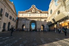 11/09/2018 - Roma, Itália: Domingo à tarde Porta del Popolo, pia imagem de stock royalty free 11/09/2018 - Roma, Itália: Domingo à tarde Porta del Popolo, pia imagem de stock royalty free