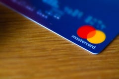 Roma/Itália - 10 04 2018: Logotipo de MasterCard no cartão de crédito azul fotos de stock Roma/Itália - 10 04 2018: Logotipo de MasterCard no cartão de crédito azul fotos de stock