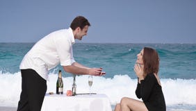 Romaanse van het de Liefdestrand van het Overeenkomstenpaar Oceaan de Minnaarsverhouding stock afbeeldingen Romaanse van het de Liefdestrand van het Overeenkomstenpaar Oceaan de Minnaarsverhouding stock afbeeldingen