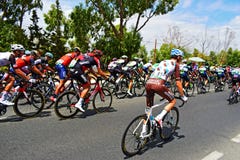 Roman Bardet In The Peleton La Vuelta España royaltyfri bild Roman Bardet In The Peleton La Vuelta España royaltyfri bild