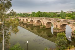 Roman Bridge über dem Guadiana-Fluss stockfotos Roman Bridge über dem Guadiana-Fluss stockfotos