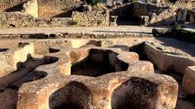 Roman oude ruïnes bij de archaelogical Unesco-Erfenisplaats van Volubilis stock videobeelden Roman oude ruïnes bij de archaelogical Unesco-Erfenisplaats van Volubilis stock videobeelden