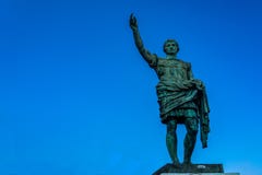Roman standbeeld van het keizerbrons op blauwe hemelachtergrond royalty-vrije stock foto's Roman standbeeld van het keizerbrons op blauwe hemelachtergrond royalty-vrije stock foto's