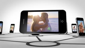 Romance dos pares na tela do smartphone video estoque Romance dos pares na tela do smartphone video estoque