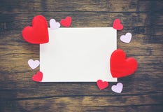 Romantiker för valentindagkort på trä/kuvertförälskelsepost Valentine Letter Card med röd hjärtaförälskelse royaltyfria foton Romantiker för valentindagkort på trä/kuvertförälskelsepost Valentine Letter Card med röd hjärtaförälskelse royaltyfria foton