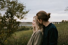 Romantisch en Houdend van Jong Volwassen Paar bij het Park dat Aard bekijkt en de Horizon voor Portretbeelden stock fotografie Romantisch en Houdend van Jong Volwassen Paar bij het Park dat Aard bekijkt en de Horizon voor Portretbeelden stock fotografie