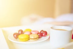 Romantisch ontbijt met macarons en koffie royalty-vrije stock foto Romantisch ontbijt met macarons en koffie royalty-vrije stock foto
