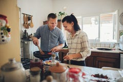 Romantisch paar in liefde het besteden tijd samen in keuken stock foto Romantisch paar in liefde het besteden tijd samen in keuken stock foto