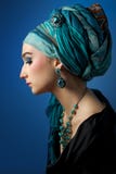 Romantisch portret van jonge vrouw in een turkooise tulband op een galant royalty-vrije stock afbeelding Romantisch portret van jonge vrouw in een turkooise tulband op een galant royalty-vrije stock afbeelding