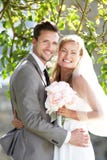 Romantische Bruid en Bruidegom Embracing Outdoors stock foto's Romantische Bruid en Bruidegom Embracing Outdoors stock foto's