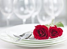Romantische Restaurantabendesseneinstellung lizenzfreie stockfotos Romantische Restaurantabendesseneinstellung lizenzfreie stockfotos