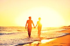 Romantischer Händchenhaltensonnenuntergang der Sommerstrandpaare stockfotografie Romantischer Händchenhaltensonnenuntergang der Sommerstrandpaare stockfotografie