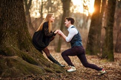 Romantisches Datum des Liebens von jungen Paaren im klassischen Kleid in den Märchen Forest Park stockbilder Romantisches Datum des Liebens von jungen Paaren im klassischen Kleid in den Märchen Forest Park stockbilder