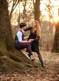 Romantisches Datum des Liebens von jungen Paaren im klassischen Kleid in den Märchen Forest Park stockfoto Romantisches Datum des Liebens von jungen Paaren im klassischen Kleid in den Märchen Forest Park stockfoto