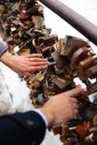 Romantisches Foto von netten Paaren draußen im Winter Junger Mann, der vorschlägt, ihn mit Ring zu heiraten - sie halten Hände stockbild Romantisches Foto von netten Paaren draußen im Winter Junger Mann, der vorschlägt, ihn mit Ring zu heiraten - sie halten Hände stockbild