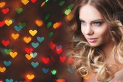 Romantisches Mädchen auf einem Hintergrund von Herzen lizenzfreie stockbilder Romantisches Mädchen auf einem Hintergrund von Herzen lizenzfreie stockbilder