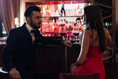 Romantisk afton i baren royaltyfri bild Romantisk afton i baren royaltyfri bild