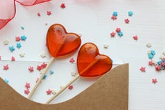 Romantisk bakgrund för dag för valentin` s Gåva för dag för valentin` s Vykort och två klubbor i formen av röda hjärtor arkivfoton Romantisk bakgrund för dag för valentin` s Gåva för dag för valentin` s Vykort och två klubbor i formen av röda hjärtor arkivfoton