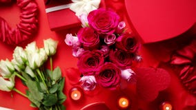 Romantisk garnering för valentindag med rosor, boxades gåvor, stearinljus Romantisk garnering för valentindag med rosor, boxades gåvor, stearinljus