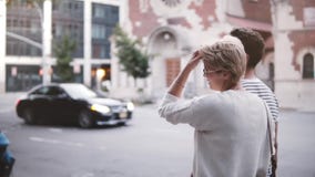 Romantiska par för ultrarapid som går rymma händer som undersöker sommargator av New York som diskuterar plan och drömmar lager videofilmer Romantiska par för ultrarapid som går rymma händer som undersöker sommargator av New York som diskuterar plan och drömmar lager videofilmer