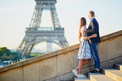 Romantiska par near det Eiffel tornet i Paris arkivbild Romantiska par near det Eiffel tornet i Paris arkivbild