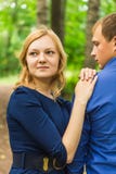 Romantyczni potomstwa dobierają się w miłości relaksuje outdoors w parku fotografia stock Romantyczni potomstwa dobierają się w miłości relaksuje outdoors w parku fotografia stock