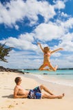 Romantyczny pary lying on the beach przy plażą fotografia royalty free Romantyczny pary lying on the beach przy plażą fotografia royalty free