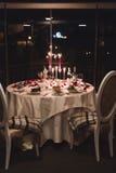 Romantyczny stołowy położenie z winem, pięknymi kwiatami w pudełku, pustymi szkłami, różanymi płatkami i świeczkami, obrazy royalty free Romantyczny stołowy położenie z winem, pięknymi kwiatami w pudełku, pustymi szkłami, różanymi płatkami i świeczkami, obrazy royalty free