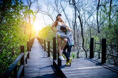Romantycznych momentów potomstw pary ciężarny przytulenie, macanie, kissin fotografia stock Romantycznych momentów potomstw pary ciężarny przytulenie, macanie, kissin fotografia stock
