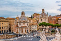 Rome horisont och kupoler av den Santa Maria di Loreto kyrkan Arkivfoton Rome horisont och kupoler av den Santa Maria di Loreto kyrkan Arkivfoton