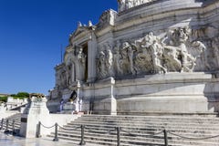 Rome/Italie - 25 août 2018 : Bas-relief de Vittoriano et la tombe du soldat inconnu photo libre de droits Rome/Italie - 25 août 2018 : Bas-relief de Vittoriano et la tombe du soldat inconnu photo libre de droits