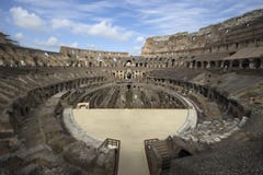 Rome/Italie - 23 avril - 2015 : Vue intérieure grande-angulaire de Colosseum photographie stock libre de droits Rome/Italie - 23 avril - 2015 : Vue intérieure grande-angulaire de Colosseum photographie stock libre de droits