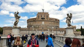 rome r Группа в составе 21-ое мая 2019 туристы на мосте перед замком Castel Sant Angelo или мавзолей внутри сток-видео rome r Группа в составе 21-ое мая 2019 туристы на мосте перед замком Castel Sant Angelo или мавзолей внутри сток-видео