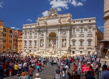 rome Touristes près de la fontaine de TREVI image libre de droits rome Touristes près de la fontaine de TREVI image libre de droits