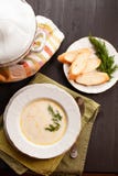 Romige vissensoep met zalm, aardappels, uien en wortelen royalty-vrije stock afbeelding Romige vissensoep met zalm, aardappels, uien en wortelen royalty-vrije stock afbeelding