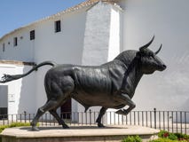RONDA, ANDALUCIA/SPAIN - 8 ΜΑΐΟΥ: Πάλη του αγάλματος του Bull έξω από το θόριο στοκ φωτογραφία με δικαίωμα ελεύθερης χρήσης RONDA, ANDALUCIA/SPAIN - 8 ΜΑΐΟΥ: Πάλη του αγάλματος του Bull έξω από το θόριο στοκ φωτογραφία με δικαίωμα ελεύθερης χρήσης
