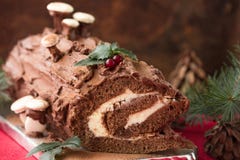 Rondin de Noël de chocolat de Noël avec le décor du chocolat coloré sur une table en bois images stock Rondin de Noël de chocolat de Noël avec le décor du chocolat coloré sur une table en bois images stock