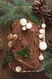 Rondin de Noël de chocolat de Noël avec le décor du chocolat coloré sur une table en bois images stock Rondin de Noël de chocolat de Noël avec le décor du chocolat coloré sur une table en bois images stock