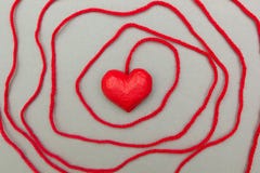 Rood die hart rond met kabel wordt verpakt stock afbeeldingen Rood die hart rond met kabel wordt verpakt stock afbeeldingen