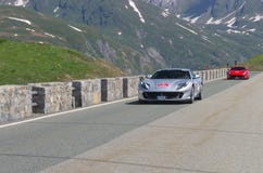 Rood en grijs Ferrari neemt aan de CAVALCADE 2018 gebeurtenis deel langs de wegen van Italië, Frankrijk en Zwitserland rond MONTE stock foto's Rood en grijs Ferrari neemt aan de CAVALCADE 2018 gebeurtenis deel langs de wegen van Italië, Frankrijk en Zwitserland rond MONTE stock foto's