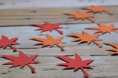 Rood en Oranje Autumn Leaves Paper Origami Background op de houten lijst royalty-vrije stock fotografie Rood en Oranje Autumn Leaves Paper Origami Background op de houten lijst royalty-vrije stock fotografie