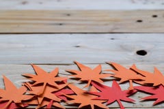 Rood en Oranje Autumn Leaves Paper Origami Background op de houten lijst royalty-vrije stock foto Rood en Oranje Autumn Leaves Paper Origami Background op de houten lijst royalty-vrije stock foto